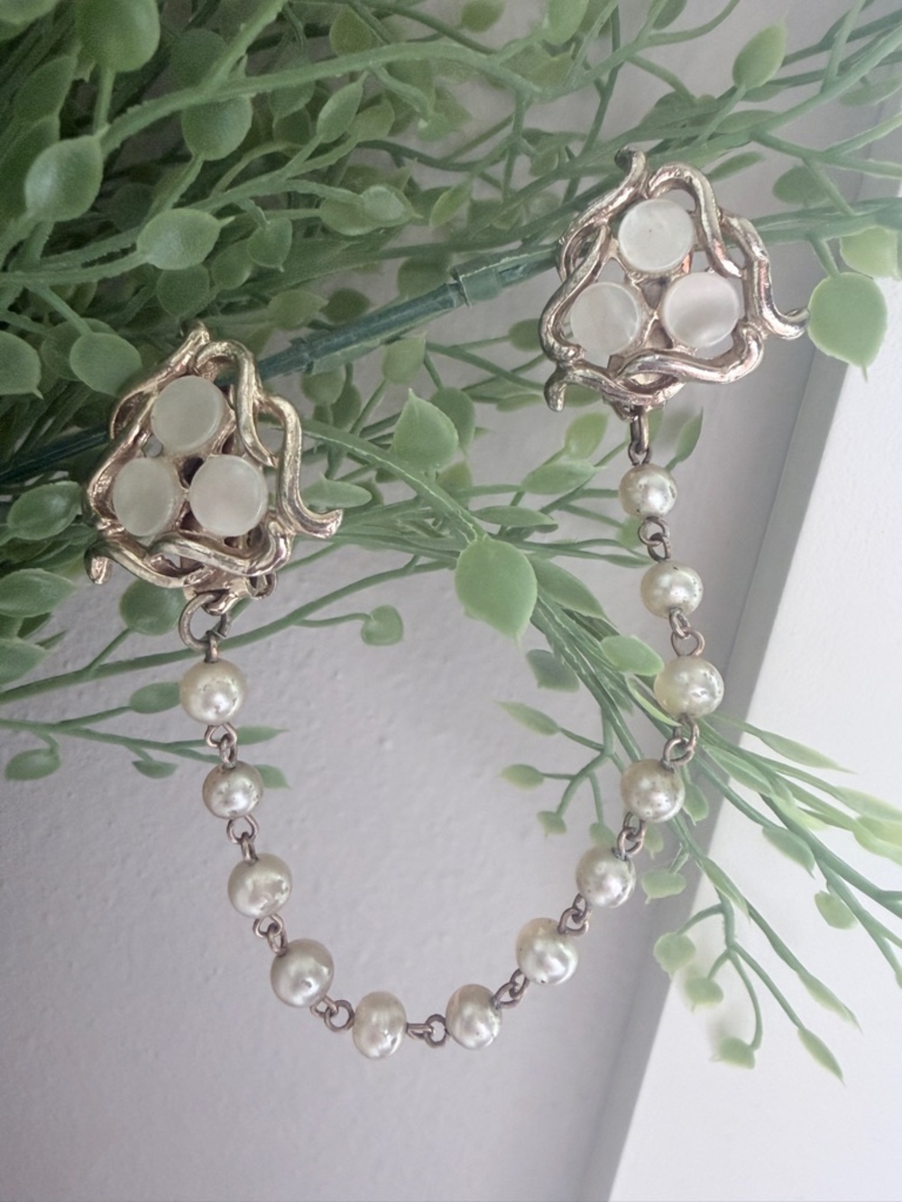 Vintage Pearl-Accented Silver Tone Sweater/Collar Clips - White Pearlescent
